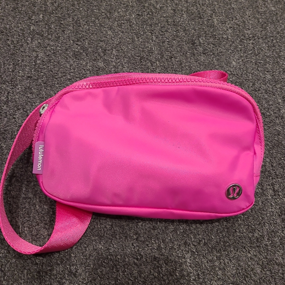 Lululemon Everywhere Belt bag sonic pink